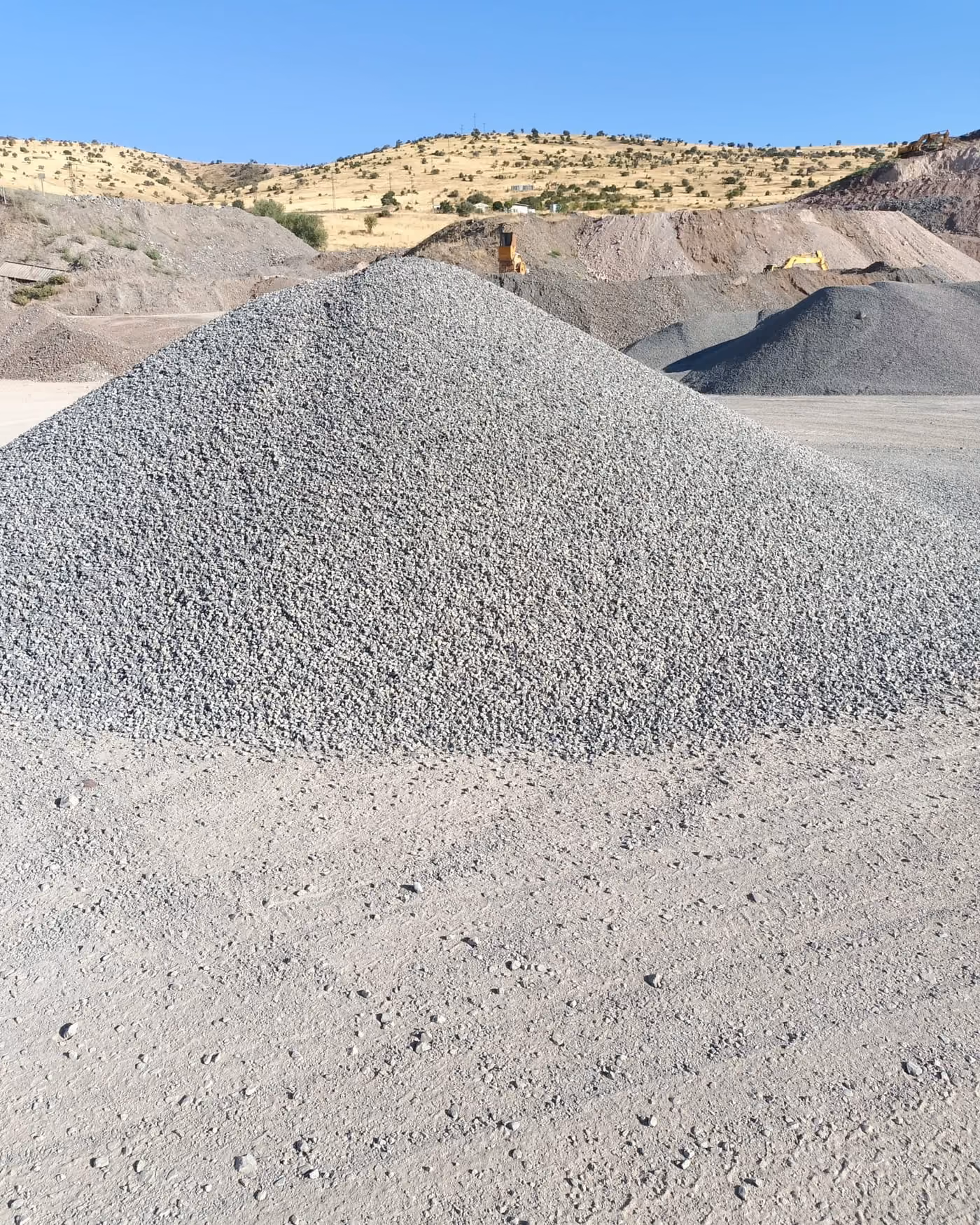 4–12 mm mıcır — ocakta stoklanmış gri kırma taş yığını